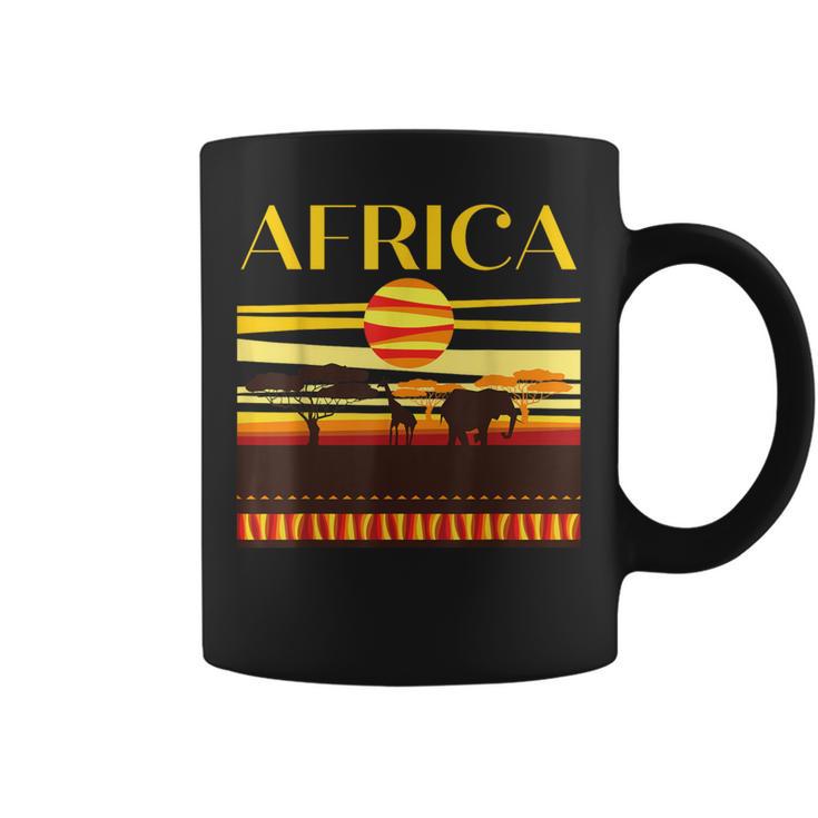 アフリカの衣装と夕日のアフリカの動物。 コーヒーマグ
