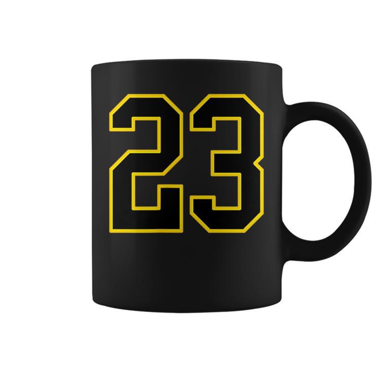 ブラックとイエローのカレッジスポーツスタイルの23番。 コーヒーマグ