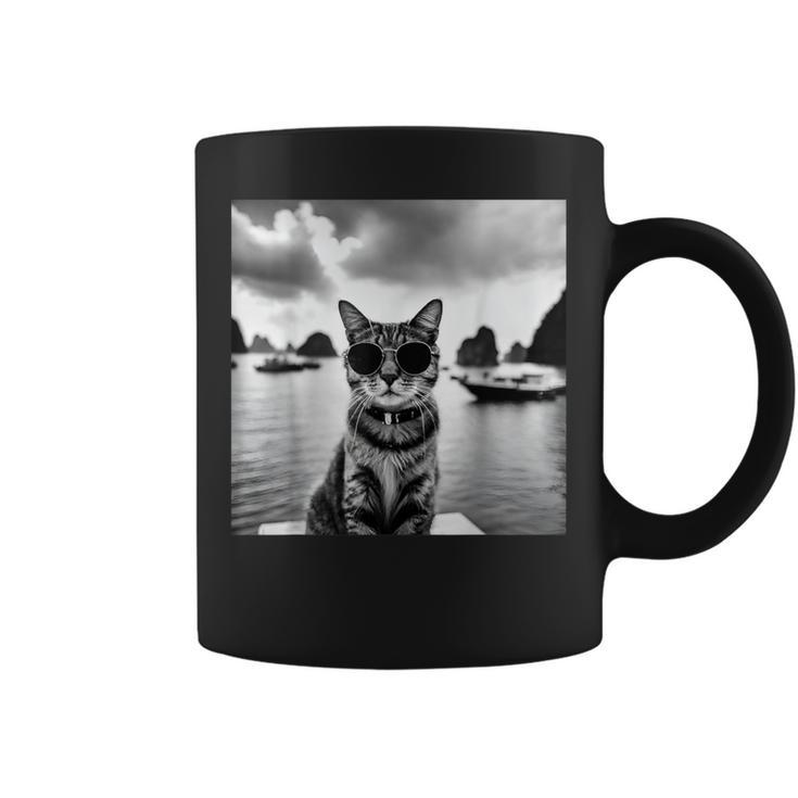 ベトナムのハロン湾でサングラスをかけた猫 コーヒーマグ