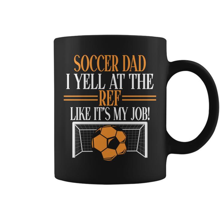 審判に自分の仕事みたいに怒鳴るよ。サッカーパパ。 長袖tシャツ コーヒーマグ