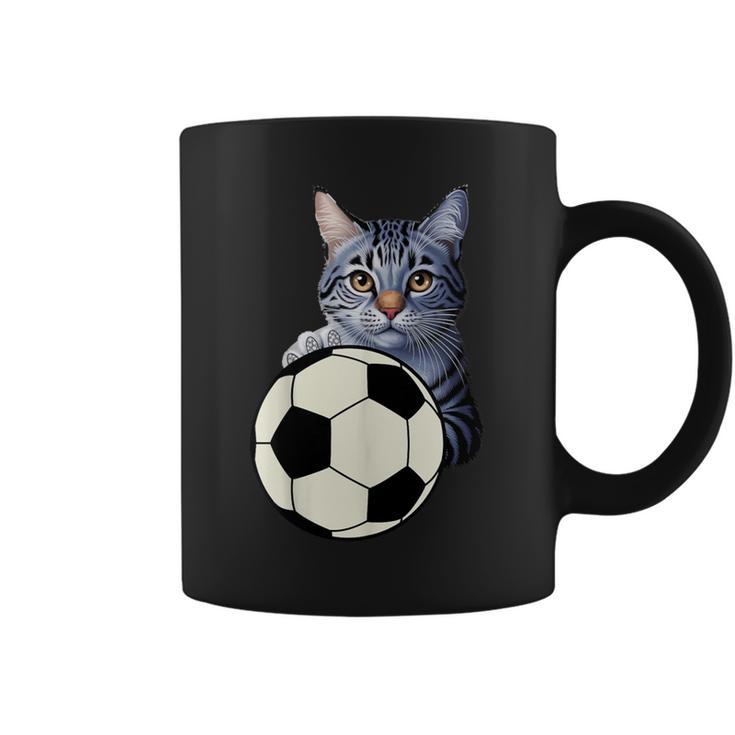 面白い猫サッカーボールグラフィック子猫のスポーツ愛好家のコスチューム コーヒーマグ