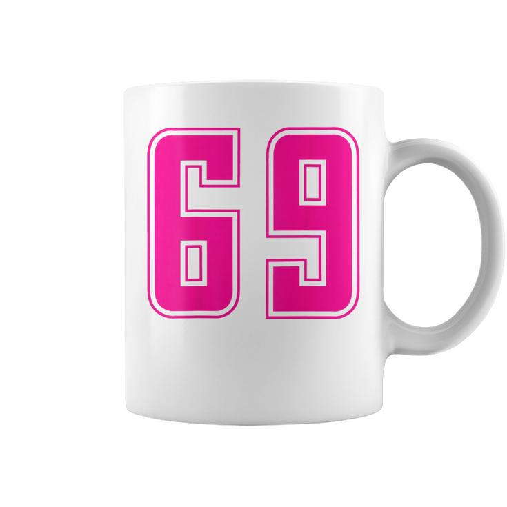 ピンク色背番号 69 チーム短大スポーツピンク色背番号付きユニフォーム コーヒーマグ