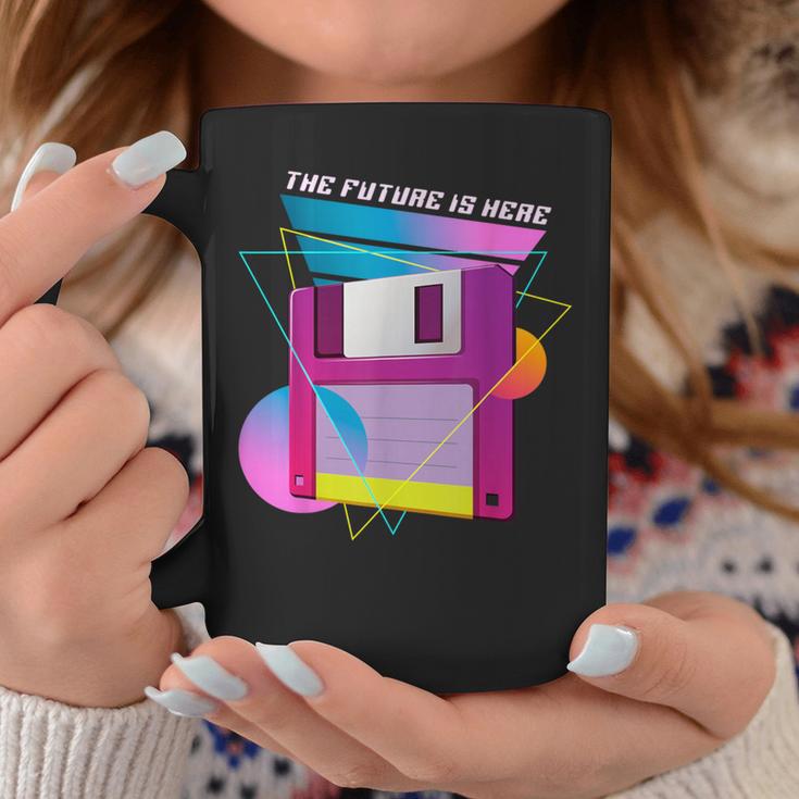 The Future Is Here フロッピーディスクディスクディスクレトロ80年代vaporwave コーヒーマグ 面白い贈り物