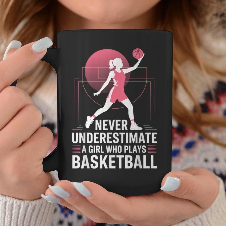 Hoops Never Underestimate A Girl Who Playing Basketball コーヒーマグ 面白い贈り物