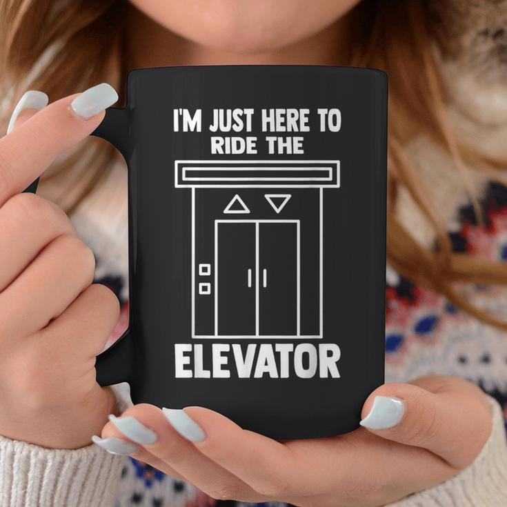 I'm Just Here To Ride The Elevator おもしろ引用エレベーター コーヒーマグ 面白い贈り物
