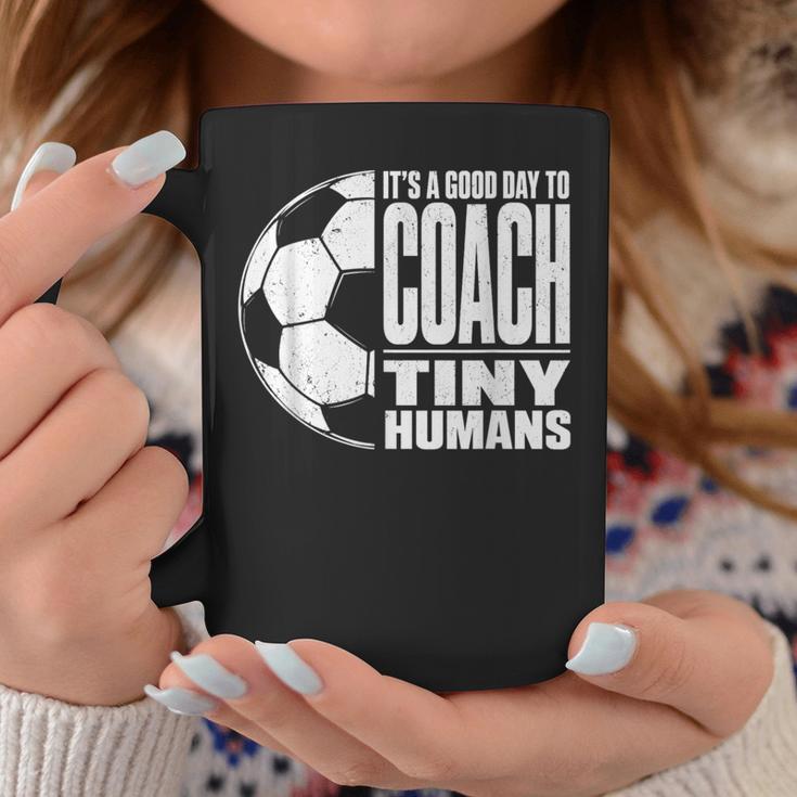 It's A Good Day To Train Tiny Humans サッカー ミニマリスト コーヒーマグ 面白い贈り物