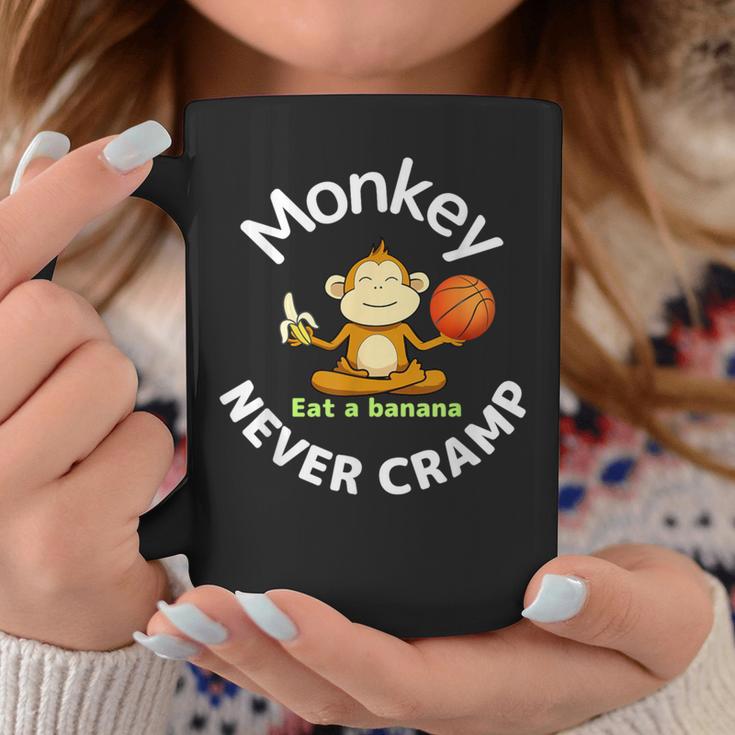 Monkey Never Cramp Eat A Banana Basketball コーヒーマグ 面白い贈り物