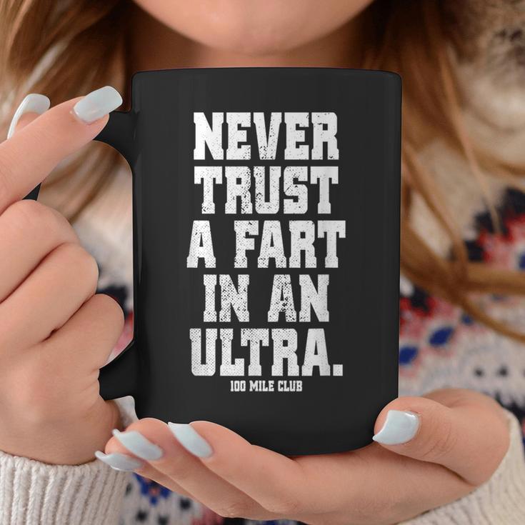 Never Trust A Fart In An Ultra 100マイル ウルトラトレイルランニング コーヒーマグ 面白い贈り物