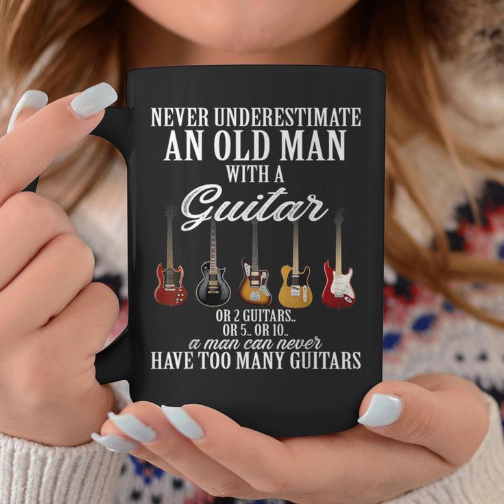 Never Underestimate An Old Man With A Guitar コーヒーマグ 面白い贈り物