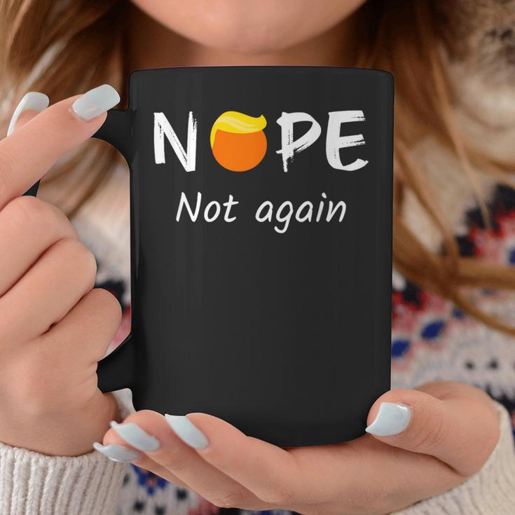 Nope Not Again Peluca Divertida Demócrata Trump Elecciones Anti-Trump Taza de café Regalos divertidos