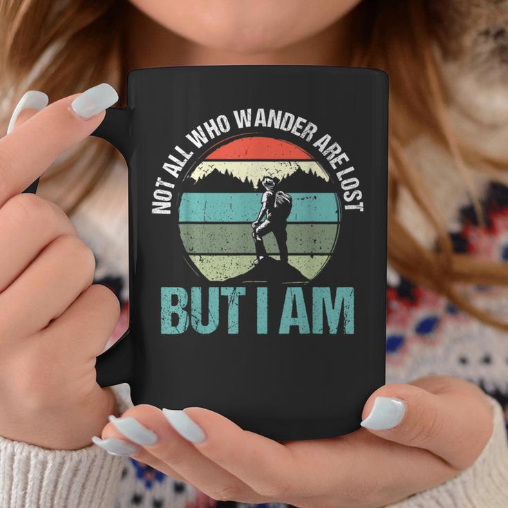 Not All Who Wander Are Lost But I Am ファニーハイキング コーヒーマグ 面白い贈り物