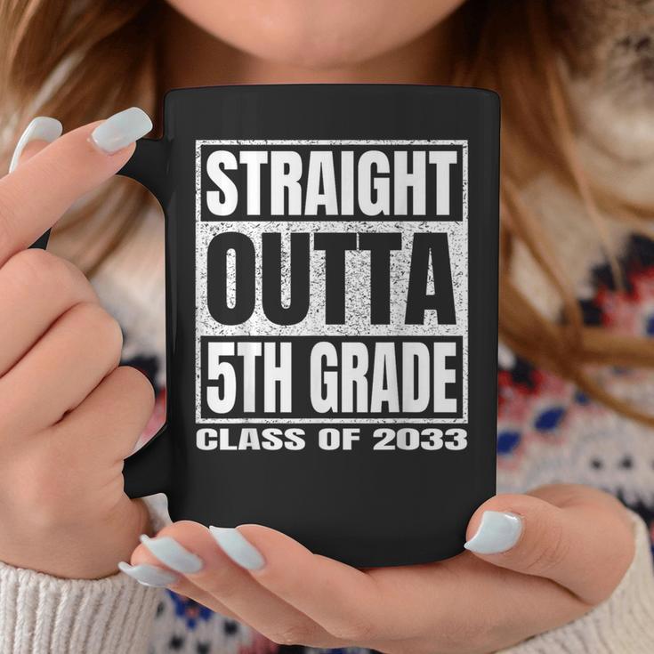 Straight Outta 5Th Gradechool Graduation Class Of 2033 コーヒーマグ 面白い贈り物