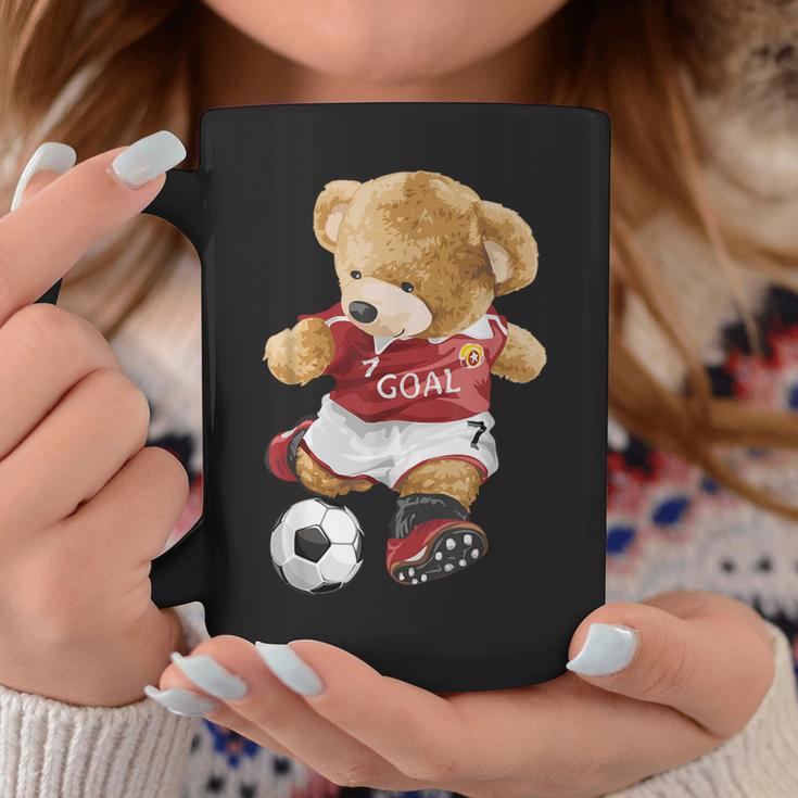 サッカーをするかわいいテディベア。 コーヒーマグ 面白い贈り物
