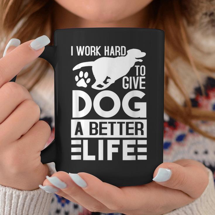 犬により良い生活を送るために一生懸命働いています-面白い犬好き コーヒーマグ 面白い贈り物