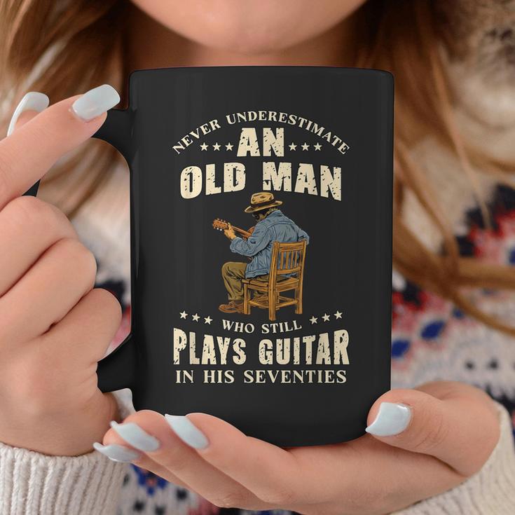 老人はギターを弾く セブンティーズ・ギタリストを過小評価するな コーヒーマグ 面白い贈り物