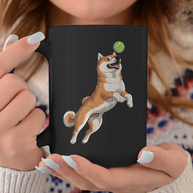 遊び心のある柴犬フェッチ追いかけテニスボール コーヒーマグ 面白い贈り物