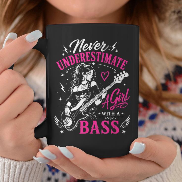 面白いギタリストの言葉 決して過小評価しない A Girl With A Bass コーヒーマグ 面白い贈り物