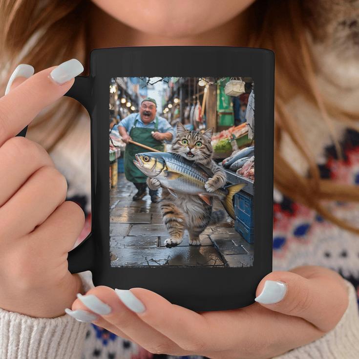 面白い猫が市場で魚を盗む猫好きの楽しみ。 コーヒーマグ 面白い贈り物