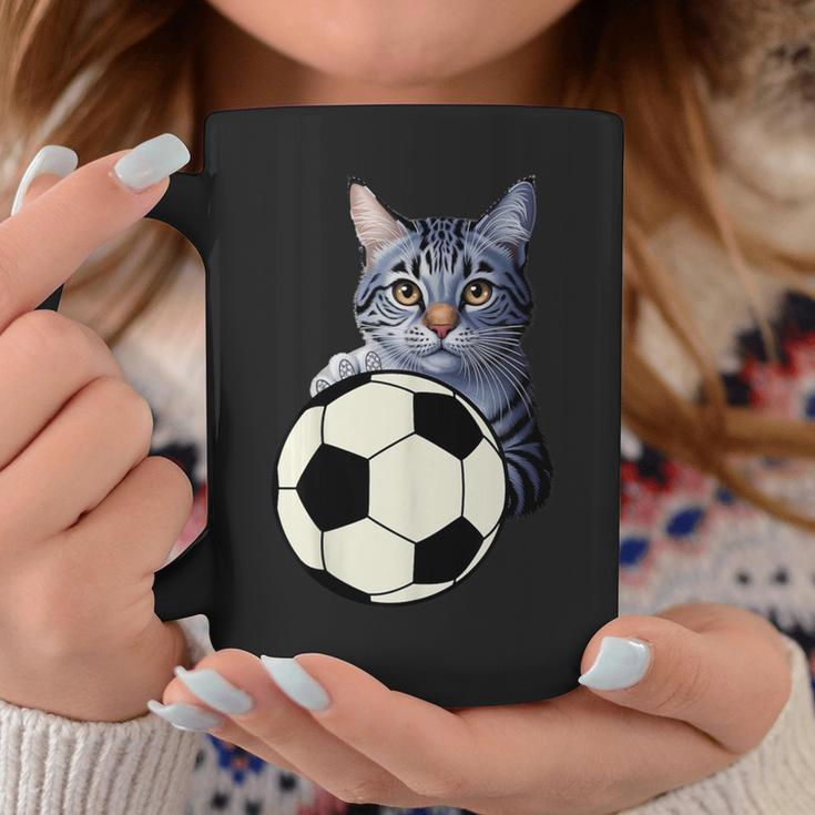 面白い猫サッカーボールグラフィック子猫のスポーツ愛好家のコスチューム コーヒーマグ 面白い贈り物