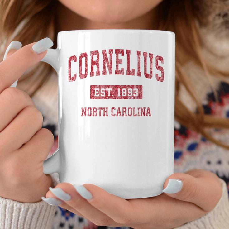 Cornelius North Carolina Nc ビンテージスポーツデザイン レッドデザイン コーヒーマグ 面白い贈り物