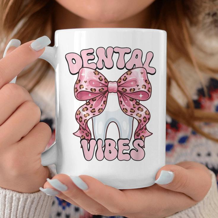 Dentalibes 歯 ピンク ヒョウ柄 弓 歯科医 コーヒーマグ 面白い贈り物