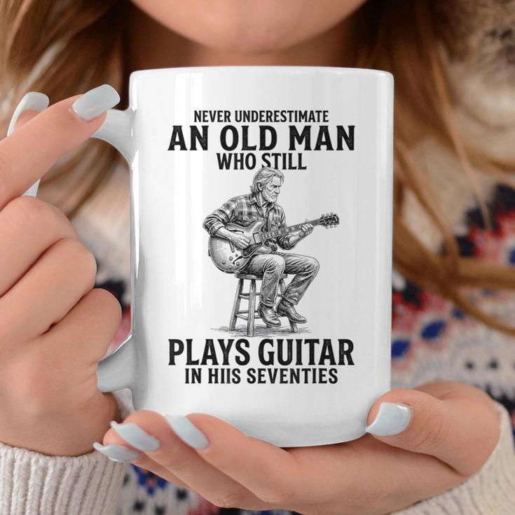 Never Underestimate An Old Man Who Who Guitar コーヒーマグ 面白い贈り物