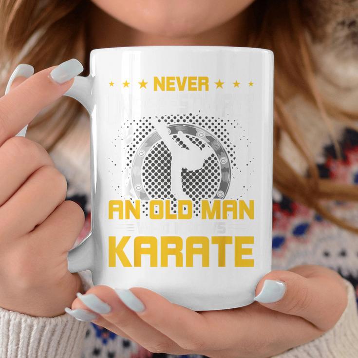 Never Underestimate An Old Man Who Know Karate コーヒーマグ 面白い贈り物
