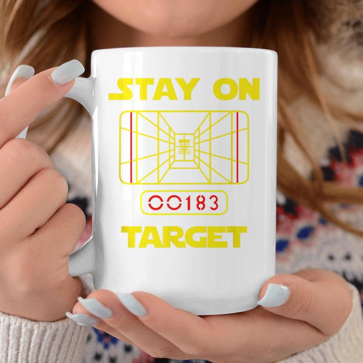 Stay On Target-ディスクゴルフtシャツ コーヒーマグ 面白い贈り物