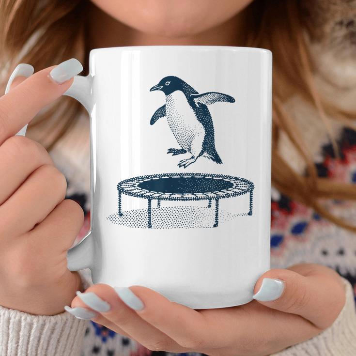 面白いペンギンがトランポリンでジャンプ コーヒーマグ 面白い贈り物
