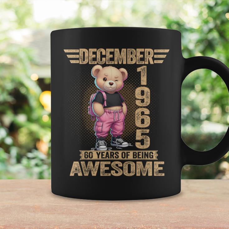 1965年12月 60歳の誕生日 60歳のテディベア Being Awesome コーヒーマグ ギフトのアイデア