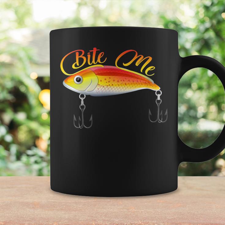 Bite Me 釣りルアー シャツ コーヒーマグ ギフトのアイデア