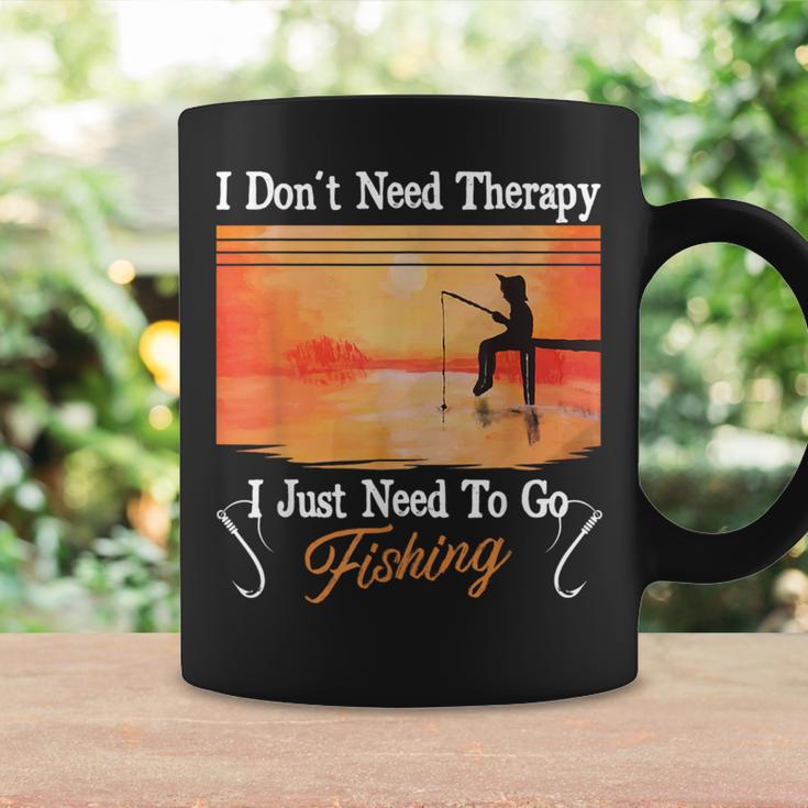 I Don't Need Therapy I Just Need Fishing コーヒーマグ ギフトのアイデア