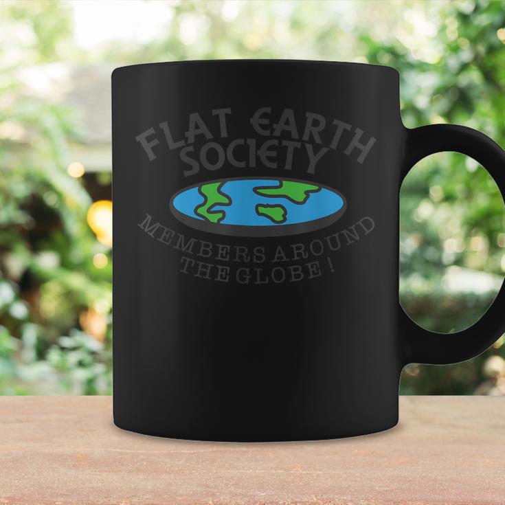 Flat Earthociety Members Around The Globe ジョーク コーヒーマグ ギフトのアイデア