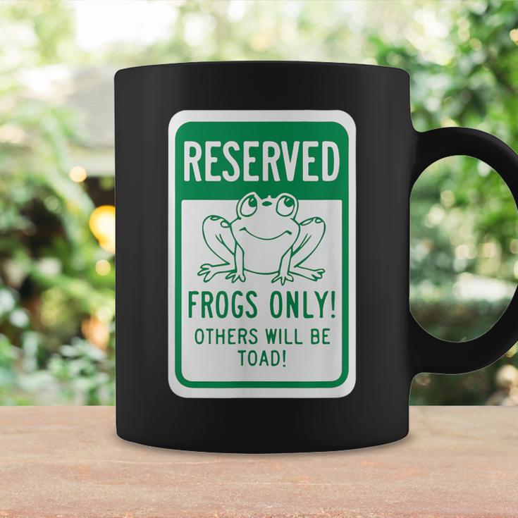 Frogs OnlyOthers Will Be Toad- Frog Pun コーヒーマグ ギフトのアイデア