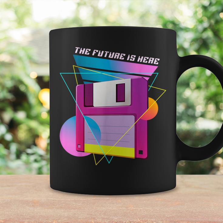 The Future Is Here フロッピーディスクディスクディスクレトロ80年代vaporwave コーヒーマグ ギフトのアイデア