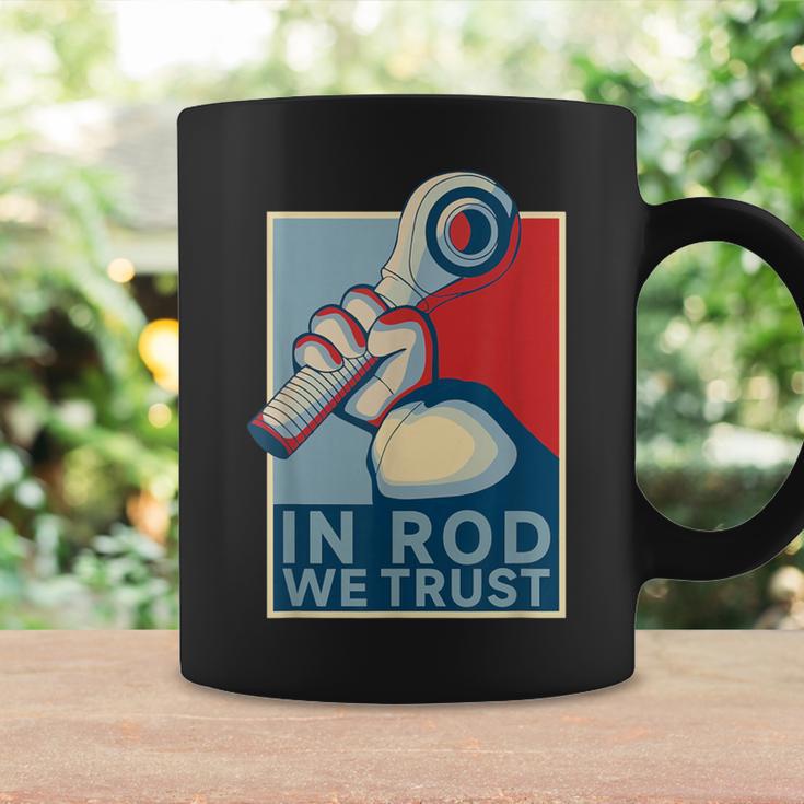 In Rod We Trust-ハイムジョイントレースカーロッククローラー コーヒーマグ ギフトのアイデア