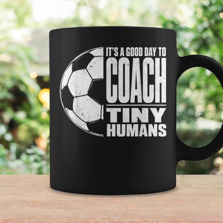 It's A Good Day To Train Tiny Humans サッカー ミニマリスト コーヒーマグ ギフトのアイデア