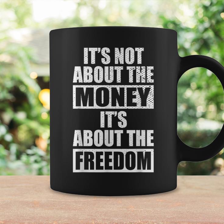 It's Not About Money It's About Freedom お金ではなく、自由を手に入れるために コーヒーマグ ギフトのアイデア