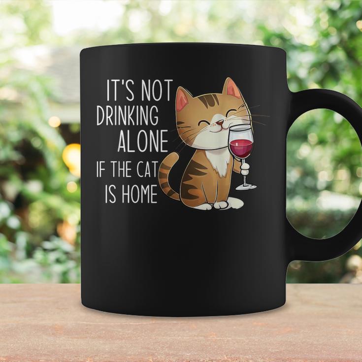It's Not Drinking Alone If The Cat Is Home 面白い猫とワイン コーヒーマグ ギフトのアイデア