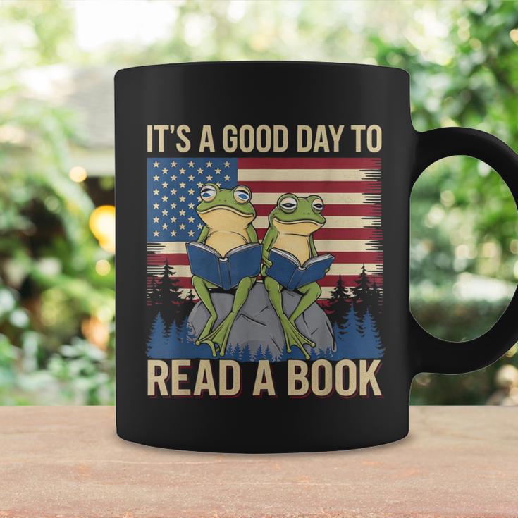 It's A Good Day To Read A Book Frog Vintage USA FLag Graphic Print Coffee Mug Gifts ideas