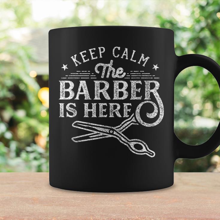 Keep Calm The Barber Is Here ショップ ヘアドレッサー バーバー コーヒーマグ ギフトのアイデア