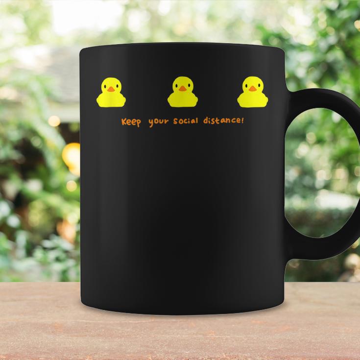Keep Yourocial Distance 3つのイエローラバーダックグラフィック コーヒーマグ ギフトのアイデア