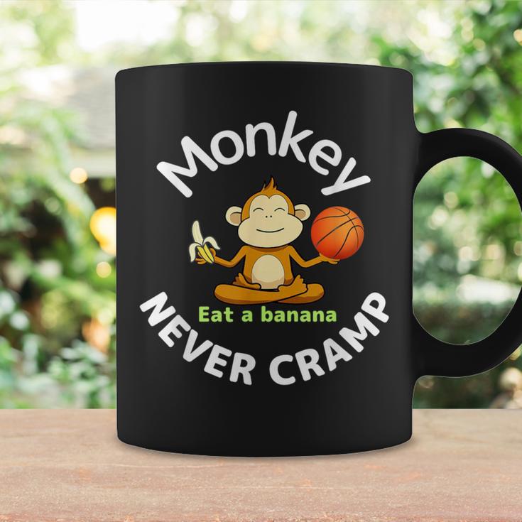 Monkey Never Cramp Eat A Banana Basketball コーヒーマグ ギフトのアイデア