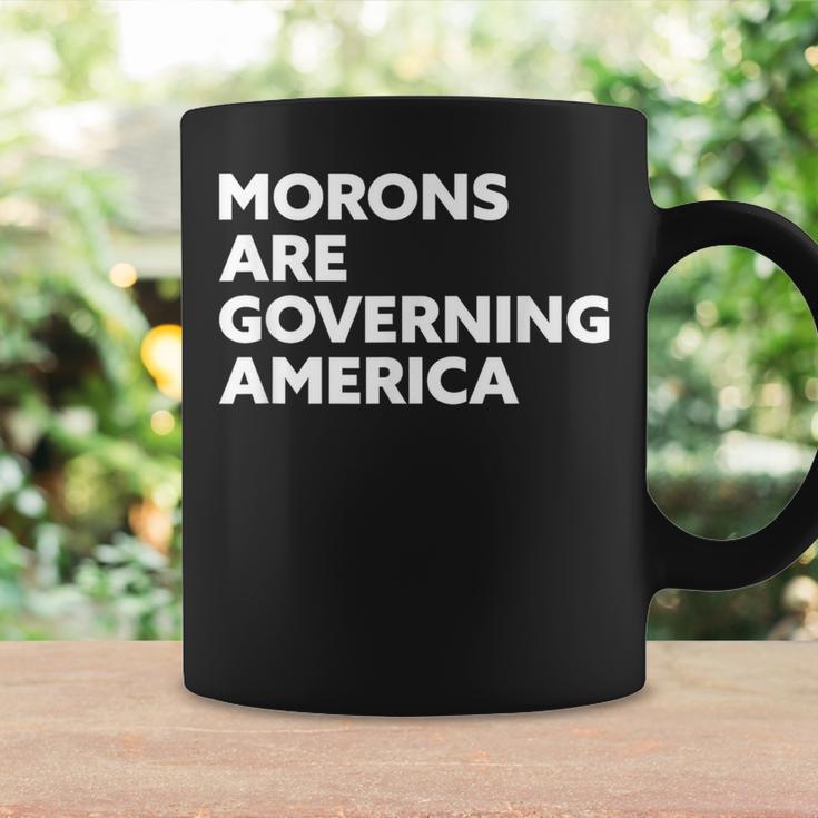 Morons Are Governing America コーヒーマグ ギフトのアイデア