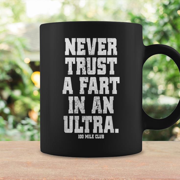 Never Trust A Fart In An Ultra 100マイル ウルトラトレイルランニング コーヒーマグ ギフトのアイデア