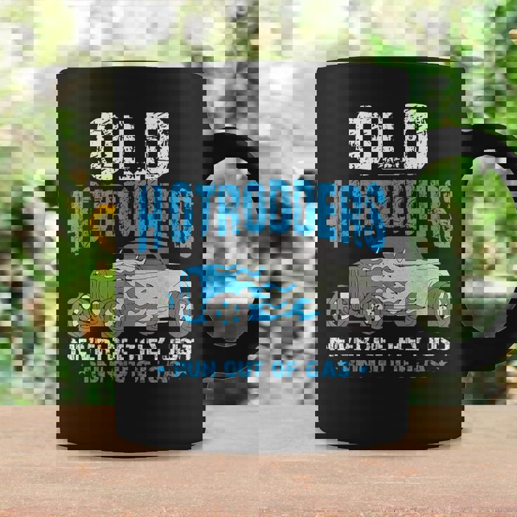 Old Hotrodders Never Die They Just Run Out Of Gas 米国車 ホットロッド コーヒーマグ ギフトのアイデア