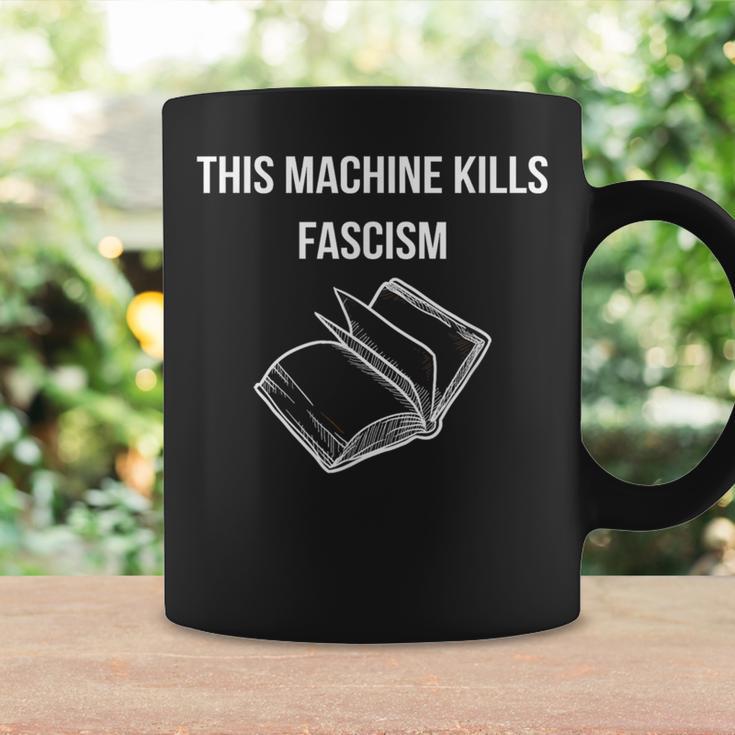 This Machine Kills Fascism 本読書 反トランプ コーヒーマグ ギフトのアイデア