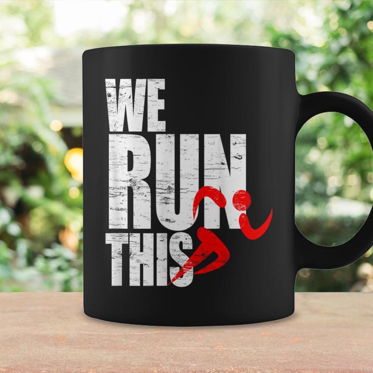We Run This 我々はこれを実行しますランニング モチベーション マラソン フィットネス ワークアウト ジョギン コーヒーマグ ギフトのアイデア