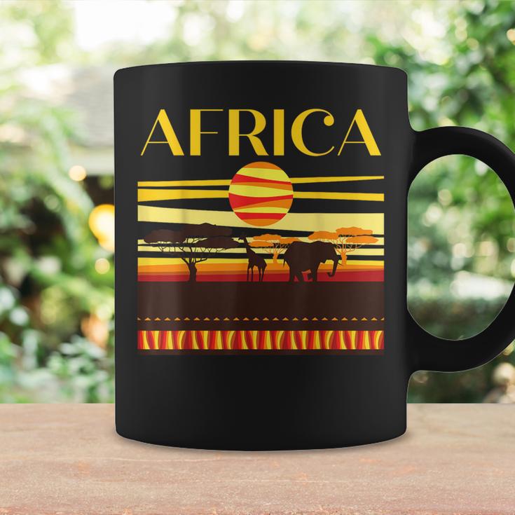 アフリカの衣装と夕日のアフリカの動物。 コーヒーマグ ギフトのアイデア