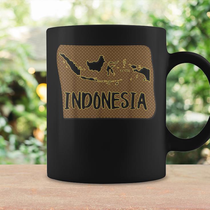 インドネシアの伝統的なバティックパターンの地図。 コーヒーマグ ギフトのアイデア